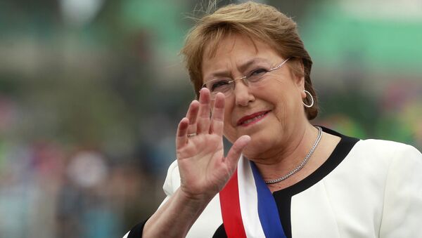 Chilean President Michelle Bachelet waves to the crowd before the start of a military parade in Santiago, on September 19, 2015, on the day of the 205th anniversary of Chile's independence. - Sputnik Mundo