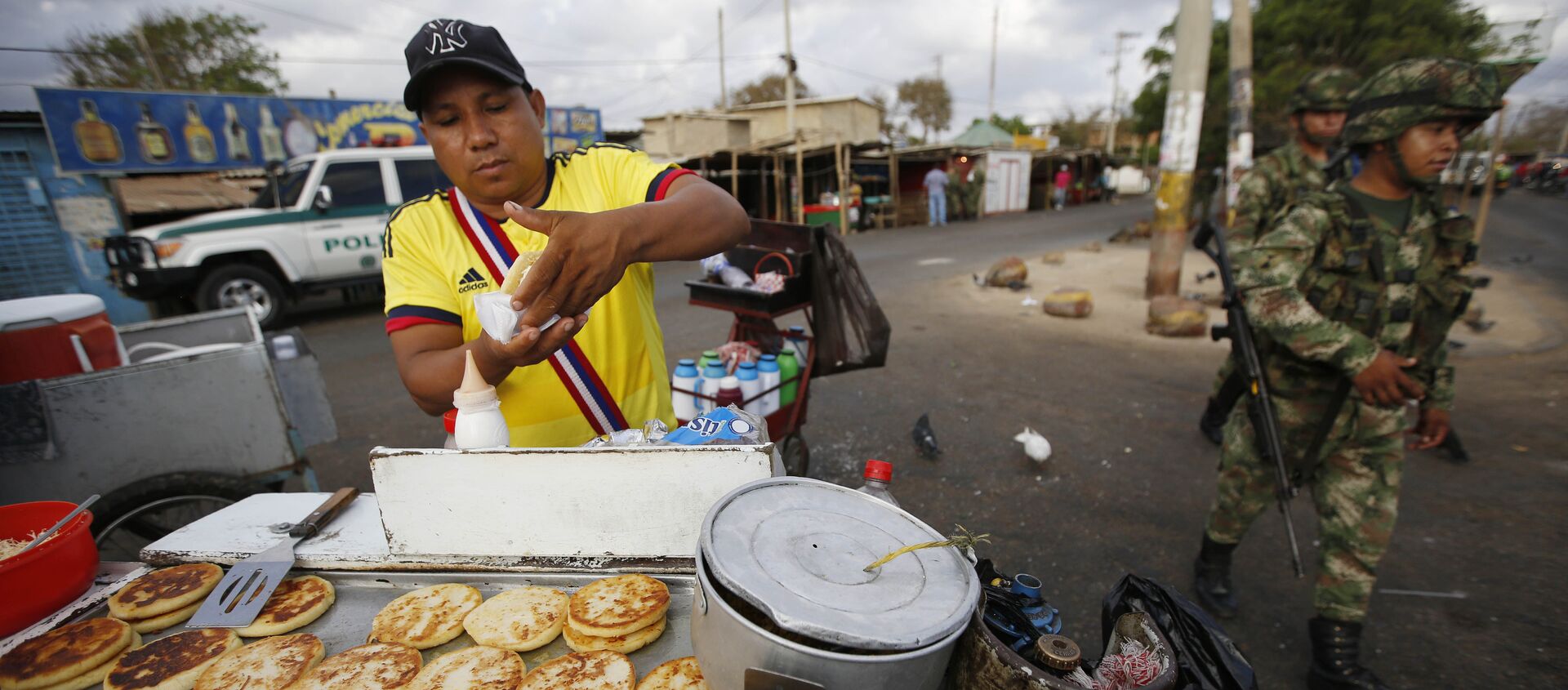 Negociante colombiano vende comida cerca la frontera entre Colombia y Venezuela - Sputnik Mundo, 1920, 19.10.2015
