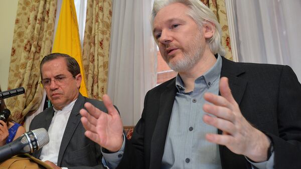 FILE - In this Aug. 18, 2014, file photo, Ecuador's Foreign Minister Ricardo Patino, left, and WikiLeaks founder Julian Assange speak during a news conference inside the Ecuadorian Embassy in London. WikiLeaks founder Julian Assange has failed in a bid to win asylum in France. - Sputnik Mundo
