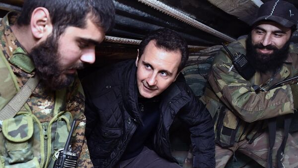 Presidente de Siria, Bashar Asad (centro), conversa con unos soldados del ejercito sirio (Archivo) - Sputnik Mundo