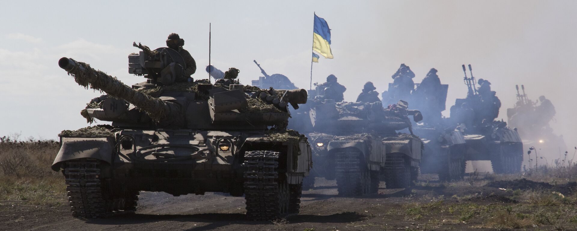 Ukrainian tanks move near Mariupol, Donetsk region, eastern Ukraine - Sputnik Mundo, 1920, 11.05.2023