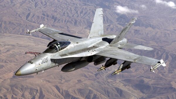 Navy F-A-18 prepares for aerial refueling - Sputnik Mundo