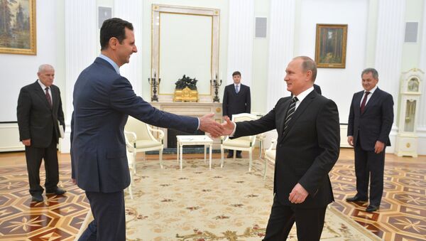 El Presidente de Rusia Vladímir Putin con el Presidente de Siria Bashar Asad - Sputnik Mundo