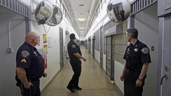 In this Feb. 26, 2015, file photo, Department of Corrections Officers look on in the Uinta 5 receiving and orientation unit during a media tour at the Utah State Correctional Facility in Draper, Utah. - Sputnik Mundo
