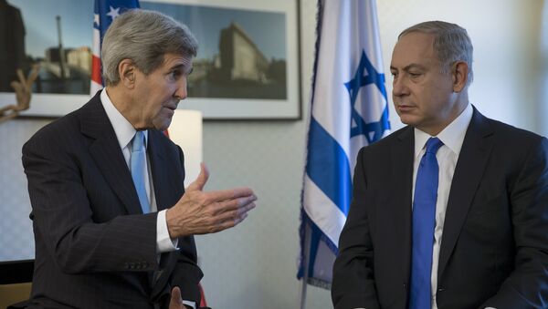 Ex secretario de Estado de EEUU, John Kerry y primer ministro de Israel, Benjamín Netanyahu - Sputnik Mundo