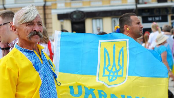 La arma y la bandera de Ucrania - Sputnik Mundo