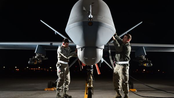 Soldados ponen a punto un dron MQ-9 - Sputnik Mundo