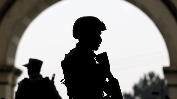 Fuerzas de seguridad afganas hacen guardia en una calle de Kabul, Afganistán - Sputnik Mundo