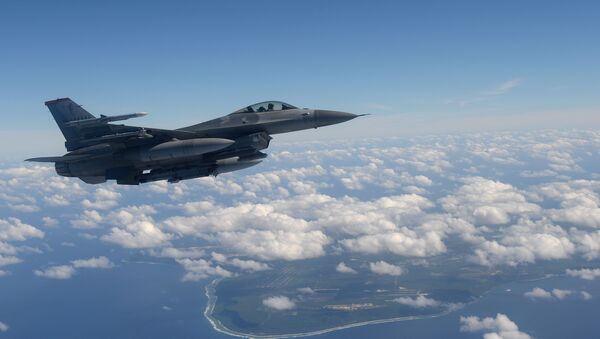 A U.S. Air Force F-16 Fighting Falcon from the 14th Fighter Squadron flies along the coastline of Guam before joining on an aircraft formation for a photo exercise at Cope North 15, Feb. 17, 2015. - Sputnik Mundo