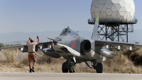 Técnico de mantenimiento de aeronaves señala al piloto de Su-25 en el aeródromo de Hmeymim en Siria - Sputnik Mundo