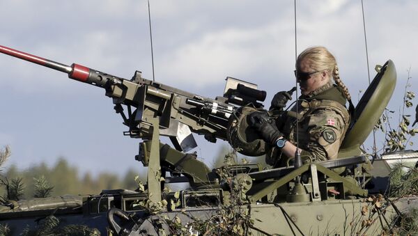 Soldado danés durante el ejercicio militar de la OTAN, Letonia - Sputnik Mundo