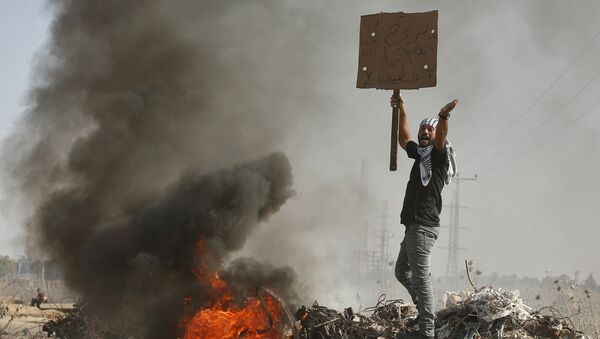 Manifestante palestino grita durante enfrentamientos con las tropas israeliés (archivo) - Sputnik Mundo