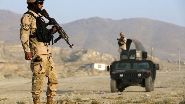 Afghan policemen stand guard at a checkpoint in Deh Sabz district, Kabul, Afghanistan - Sputnik Mundo