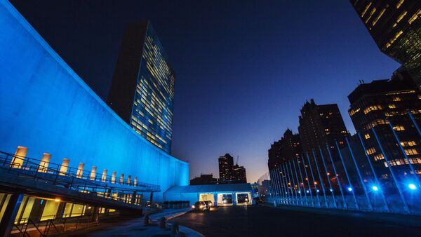 La sede de la ONU en Nueva York iluminada de azul - Sputnik Mundo