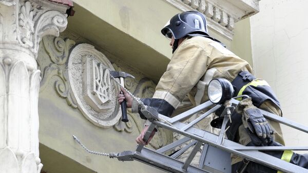 Bombero desmonta el escudo de Ucrania - Sputnik Mundo
