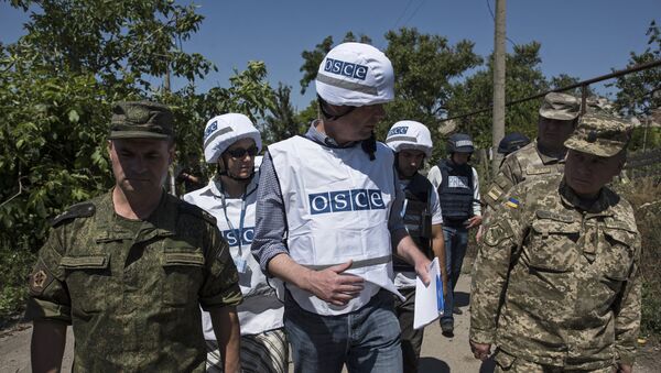 Subjefe de la Misión de la OSCE en Ucrania, Alexander Hug, y observadores de la organización (Archivo) - Sputnik Mundo
