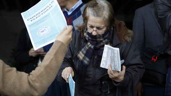 Una mujer vota en las elecciones regionales en Bogotá, Colombia (archivo) - Sputnik Mundo