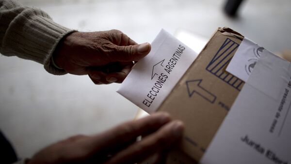 Un hombre vota en elecciones en Argentina - Sputnik Mundo