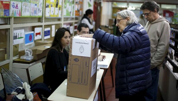 Una anciana vota en elecciones en Argentina - Sputnik Mundo