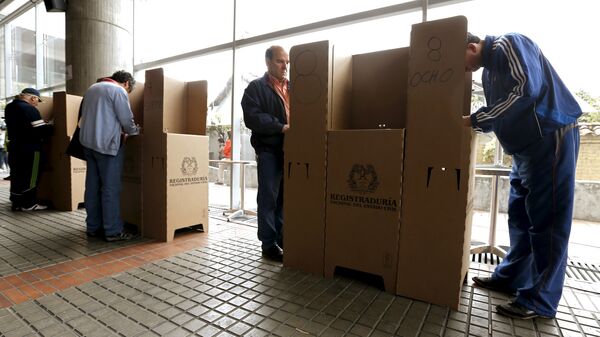 Voting citizens cast their votes during local and regional elections in Bogota - Sputnik Mundo