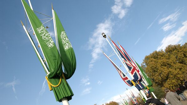 Banderas de Reino Unido y Arabia Saudí - Sputnik Mundo