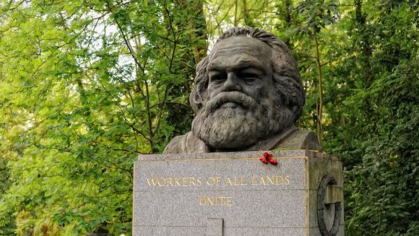Tumba del filósofo alemán Karl Marx en el cementerio de Highgate de Londres - Sputnik Mundo