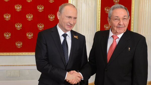 Presidente de Rusia, Vladímir Putin, y presidente de Cuba, Raúl Castro (archivo) - Sputnik Mundo
