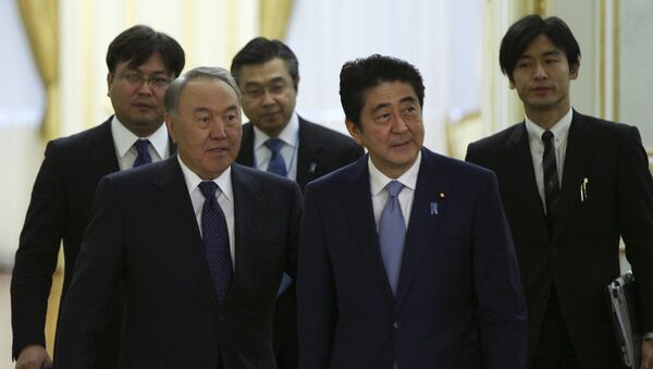 El presidente de Kazajistán, Nursultán Nazarbáev y el primer ministro de Japón, Shinzo Abe - Sputnik Mundo