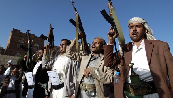 Yemeni supporters of the Shiite Huthi rebel movement raise their weapons during a protest in the Yemeni capital, Sanaa, against ongoing military operations carried out by the Saudi-led coalition on October 2, 2015. - Sputnik Mundo