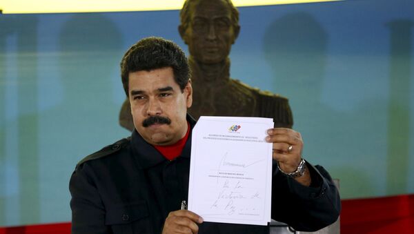 Nicolás Maduro, presidente de Venezuela, después de firmar el documento - Sputnik Mundo