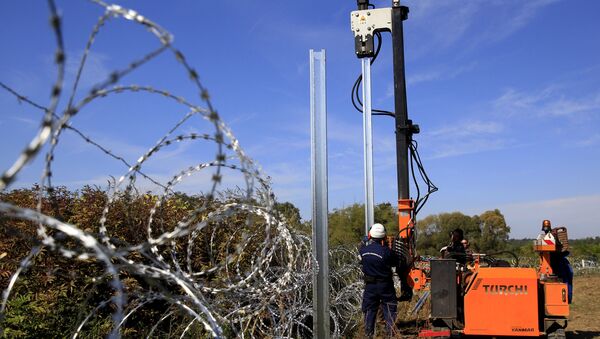 Construcción de una valla fronteriza entre Hungría y Croacia (Archivo) - Sputnik Mundo