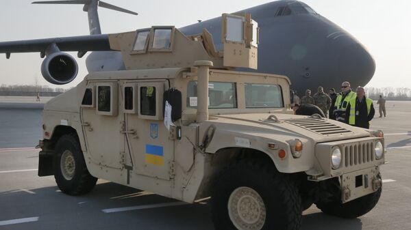 The first ten U.S. armored Humvees for the Ukrainian Army arrive and are unloaded from the U.S. military cargo aircraft in Boryspil Airport, Kiev, Ukraine - Sputnik Mundo