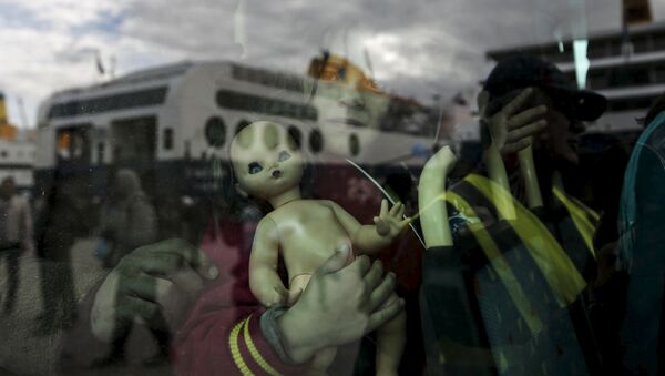 Niña refugiada con una muñeca en el puerto de Pireo, Grecia - Sputnik Mundo