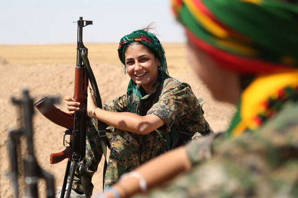 Las mujeres kurdas también combaten al Estado Islámico - Sputnik Mundo