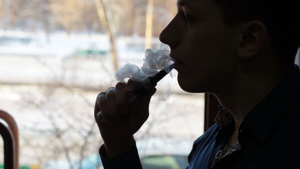 El Senado ruso quiere equiparar cigarrillos electrónicos al tabaco - Sputnik Mundo