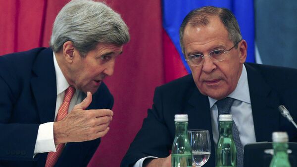 U.S. Secretary of State Kerry talks to Russian Foreign Minister Lavrov before a meeting in Vienna - Sputnik Mundo