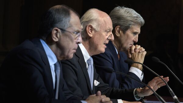 Serguéi Lavrov, Staffan de Mistura y John Kerry durante las negociaciones intersirias - Sputnik Mundo