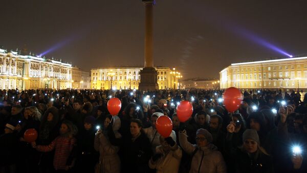 Habitantes de San Petersburgo rinden homenaje a las víctimas del avión siniestrado en Egipto con el lanzamiento de 224 globos por cada fallecido - Sputnik Mundo