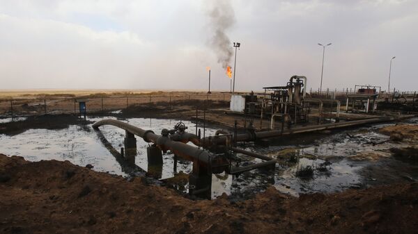 Oil well pumps are seen in the Rmeilane oil field in Syria's northerneastern Hasakeh province - Sputnik Mundo