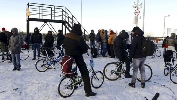 Los refugiados con bicicletas en la frontera ruso-noruega - Sputnik Mundo