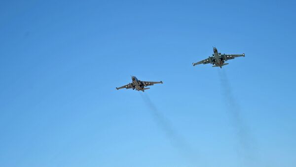 Cazas rusos Su-25 despegan de la base aérea Hmeimim en Siria - Sputnik Mundo