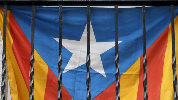 Catalan separatist flag is seen through the bars of a balcony in Barcelona - Sputnik Mundo