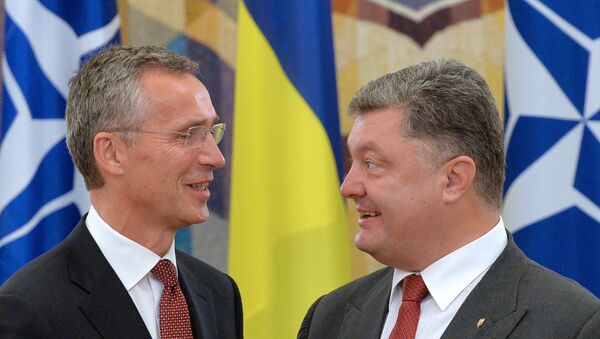 Jens Stoltenberg, secretario general de la OTAN, y Petró Poroshenko, presidente de Ucrania - Sputnik Mundo