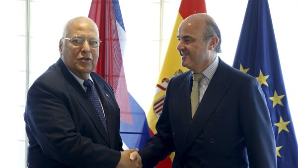 El vicepresidente de Cuba, Ricardo Cabrisas, y el ministro de Economía y Competitividad de España, Luis de Guindos - Sputnik Mundo