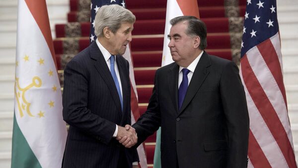 Secretario de Estado John Kerry en un encuentro con presidente de Tayikistán Emomalí Rajmón en Dusambé - Sputnik Mundo