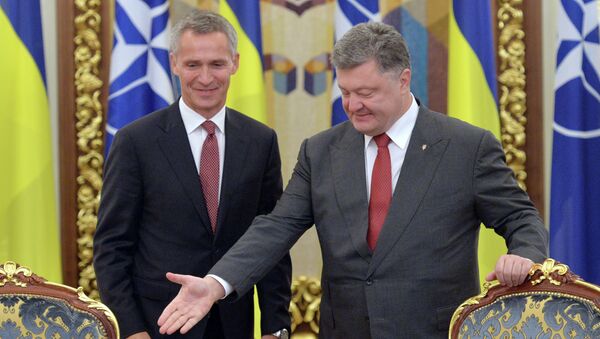 Secretario general de la OTAN, Jens Stoltenberg y presidente de Ucrania, Petró Poroshenko (archivo) - Sputnik Mundo