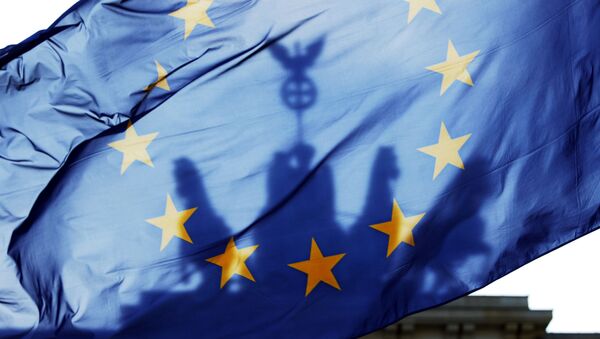 Bandera de la Unión Europea frente a la Puerta de Brandeburgo en Berlín - Sputnik Mundo