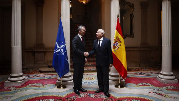 Spain's Foreign Minister Jose Manuel Garcia Margallo shake hands as he welcomes NATO General Secretary Jens Stoltenberg - Sputnik Mundo