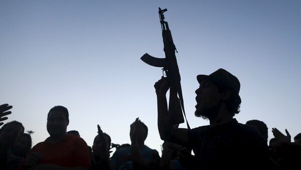 Un hombre armado en Libia (imagen referencial) - Sputnik Mundo