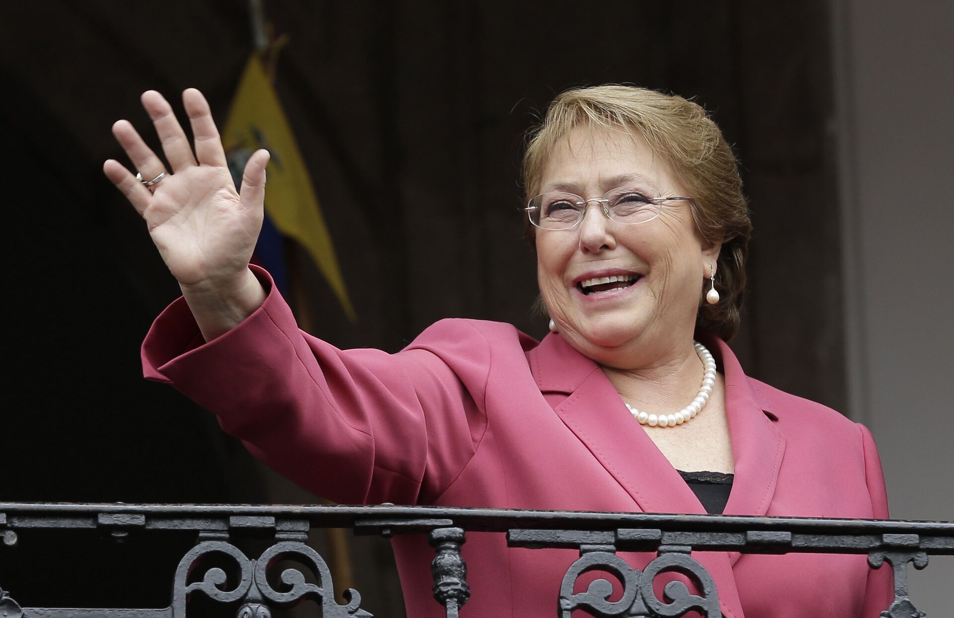 Chile's President Michelle Bachelet waves from a Government Palace balcony in Quito, Ecuador, Thursday, Oct. 15, 2015. - Sputnik Mundo, 1920, 13.12.2022